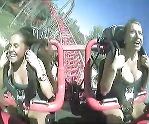 Три молодые порно фильмы видео лесбиянки играют в стрип-карты и трахаются