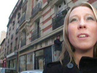 Взволнованный босс хочет, чтобы ее новый секретарь играл с ее задницей. Девушке не было против и, сняв бесплатный порнофильм с нее промокшие от волнения трусики, она начала облизывать анус