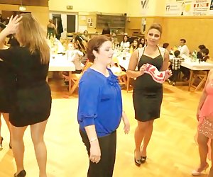 Блондинка трахает видео порнушка свою пизду большим дилдо