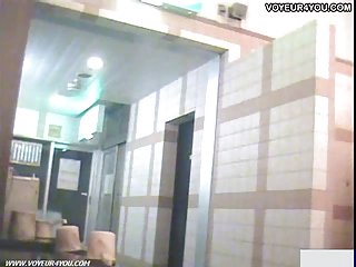 Брюнетка Liza, у которой такие классные сиськи, что от одного смотреть красивую эротику взгляда в ее штанах начинает курить, сосет толстый, большой член