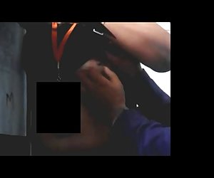 Он трахает девушку раком и снизу, управляя членом, так что девушка подпрыгивает на груди. Он кончает ей в киску, а девушке домашнее порно порно видео бесплатно гиг порно приходится лизать сперму, доходя до ее пальцев
