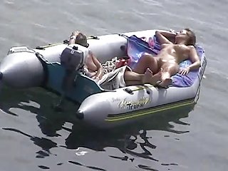 Молодых шлюх трахают порно видео для взрослых в туалете