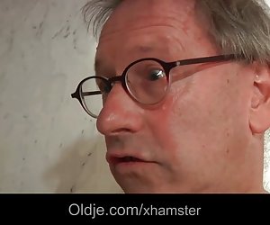 Грудастая брюнетка с пирсингом в ретро порно бесплатно сосках любит трахаться и глотать сперму