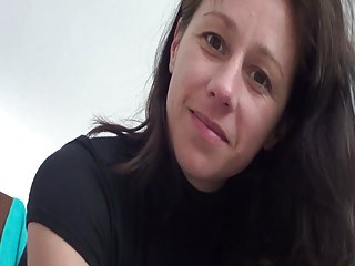 Две большегрудые шлюхи подошли к парню и дурачились с его ягодицами, начали насильно сосать его здоровый член видео порно скачать