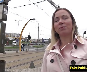 Русская студентка, не дожидаясь парня, села порно эротика секс на большую кровать и с помощью фантазий и пальцев удовлетворила себя